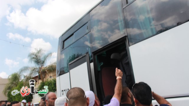 كفرقاسم -فيديو : حجا مبرور وسعيا مشكورا .. حجاج حافلة الحاج احمد الصوص تصل البلدة بسلام ودموع الفرح تغمر الجميع 